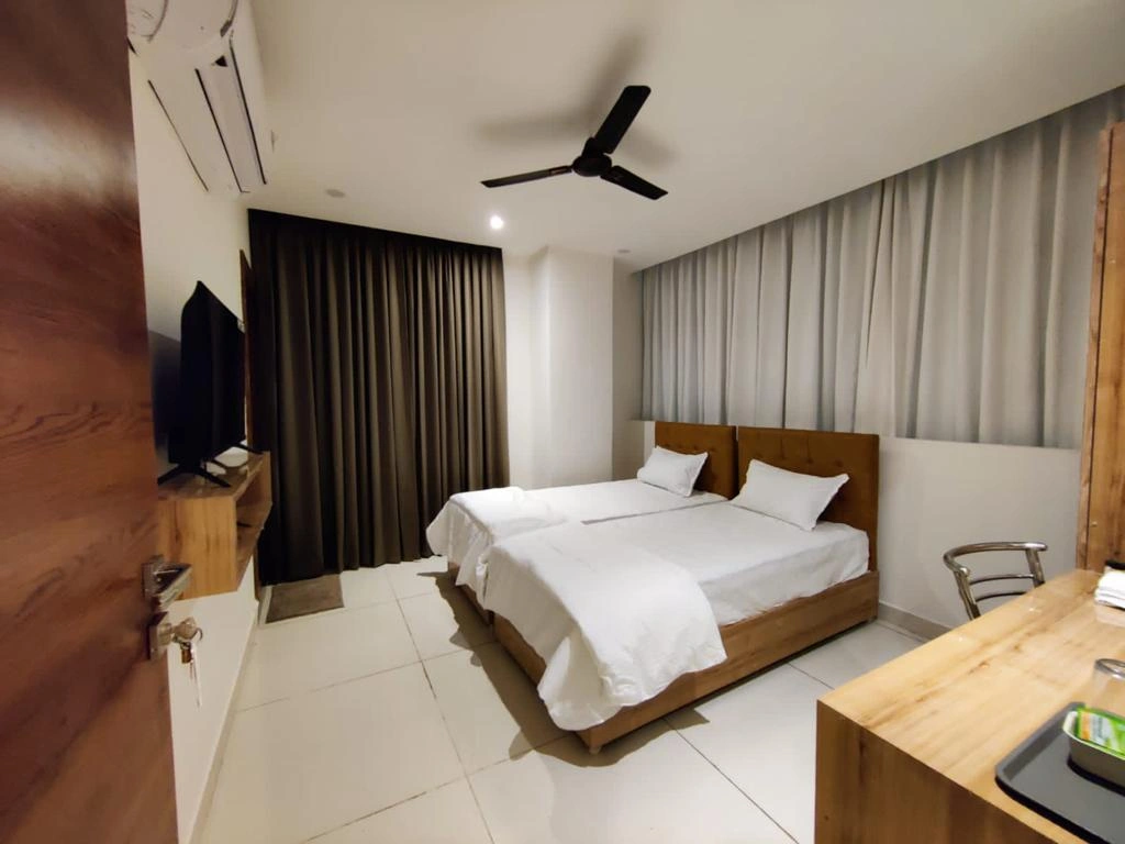 Spacious Twin Bed Room at Hotel Hibiscus Tree